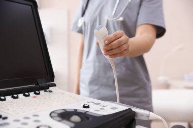 Transdüktörlü sonograf ve ultrason cihazı klinikte, yakın plan.