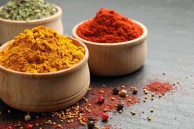 Siyah masada farklı aromatik baharatlar, yakın plan. Metin için boşluk