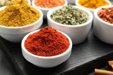 Masada farklı aromatik baharatlar var, yakın plan.