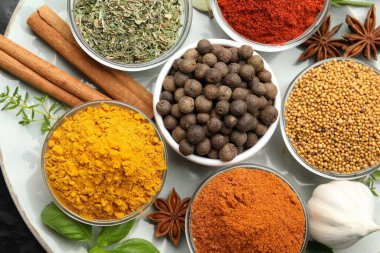 Masada farklı aromatik baharatlar, üst görünüm