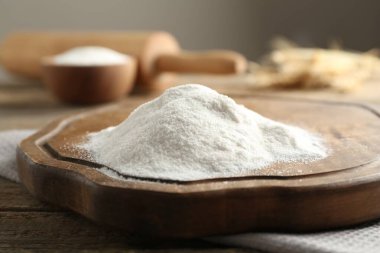 Tahta masaya buğday unu yığını, yakın plan.