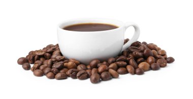 Fincanda Aromatik kahve ve beyaz üzerine izole edilmiş fasulye yığını.