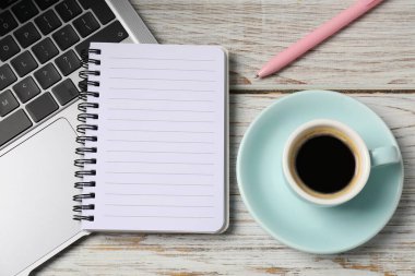 Kalem, dizüstü bilgisayar ve kahve ile beyaz ahşap masa, üst görünüm