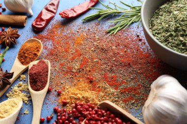 Mavi arka planda farklı aromatik baharatlar, yakın plan