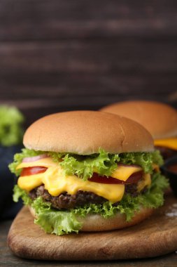 Masada soslu leziz bir çizburger, yakın plan.