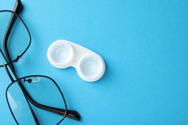 Her ihtimale karşı kontak lens ve mavi arka planda gözlük, düz kontak. Metin için boşluk