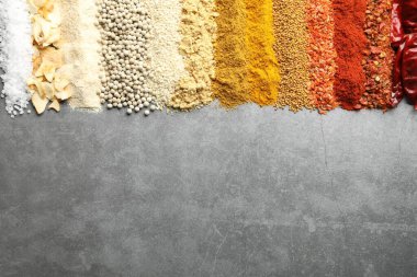Gri masada bir sürü farklı baharat var. Metin için boşluk