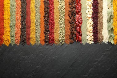 Siyah masada bir sürü farklı baharat var. Metin için boşluk