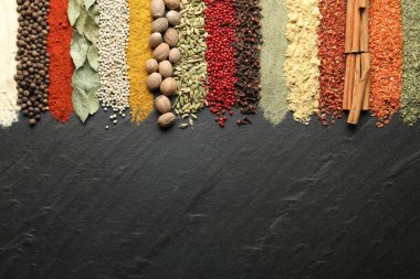 Siyah masada bir sürü farklı baharat var. Metin için boşluk