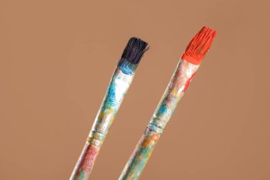 Açık kahverengi arkaplanda kirli fırçalar, yakın plan.