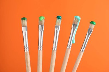 Turuncu arka planda renkli fırçalar, yakın plan