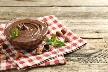 Nefis çikolata, naneli ve fındıklı ahşap masa, yakın plan. Metin için boşluk