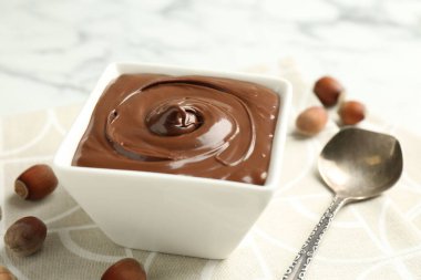 Lezzetli çikolata ve fındıklar masada, yakın plan.