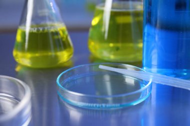 Petri kabı, pipet ve matara örnekleri, yakın plan.