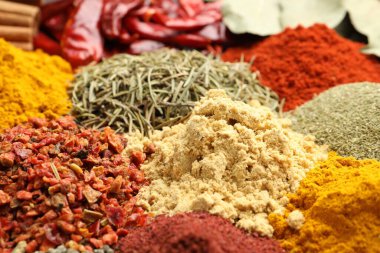 Arkaplan olarak farklı aromatik baharatlar, yakın plan görünüm