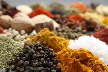 Arkaplan olarak farklı aromatik baharatlar, yakın plan görünüm