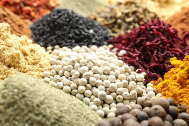 Arkaplan olarak birçok farklı baharat, yakın görünüm