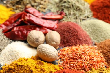 Masada birçok farklı baharat var, yakın plan görünüm