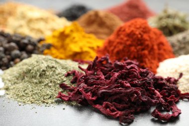 Karanlık masada çok farklı baharatlar var, yakın plan.