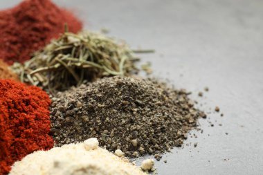 Gri masada birçok farklı baharat var. Yakın plan. Metin için boşluk