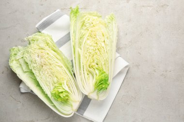 Açık gri masada Çin lahanası kes, üst manzara. Metin için boşluk