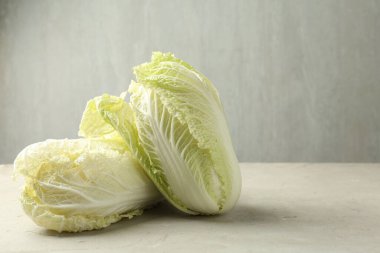 Açık gri masada taze Çin lahanaları, yakın plan. Metin için boşluk