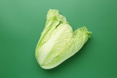 Yeşil arka planda taze Çin lahanası, üst manzara.