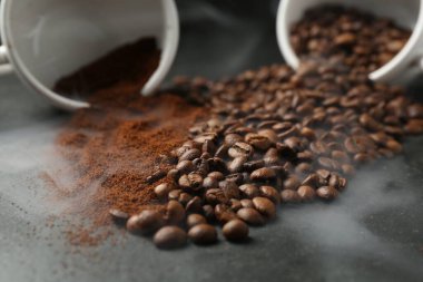 Siyah masada kahve ve fasulye, yakın plan.