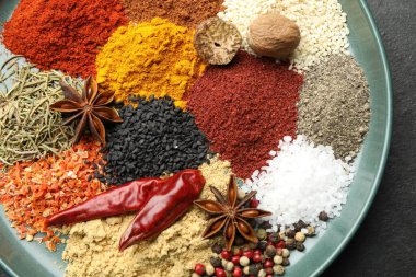 Masada farklı aromatik baharatlar, üst görünüm