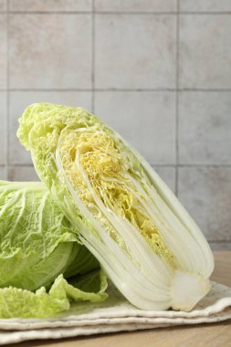 Tahta masada taze Çin lahanaları, yakın plan.