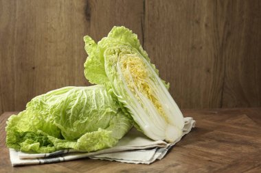 Tahta masada taze Çin lahanaları, metin için yer.