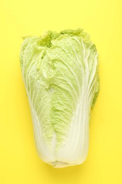 Sarı arka planda taze Çin lahanası, üst manzara.