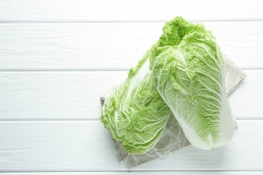 Beyaz ahşap masada taze Çin lahanaları, üst manzara. Metin için boşluk