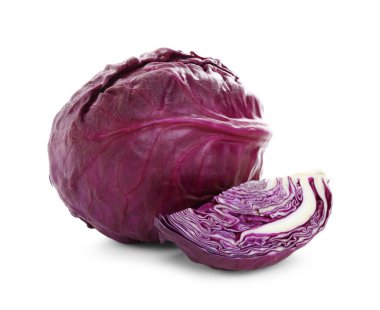 Taze kırmızı lahanaların tamamı beyaza izole edilmiş.