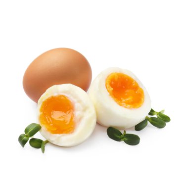 Beyaz zemin üzerinde mikro yeşillikler olan yumuşak haşlanmış yumurtalar.