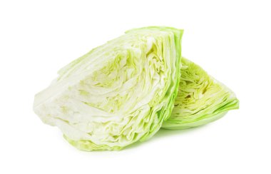 Beyaz üzerine izole edilmiş taze lahana parçaları.