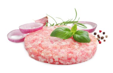 Hamburger ve beyaz üzerine izole edilmiş baharatlar için taze çiğ köfte.