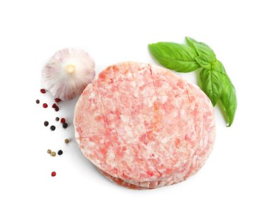 Hamburger ve baharatlar için taze çiğ köfteler.