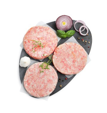 Hamburger ve baharatlar için taze çiğ köfteler.