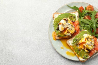 Avokado, haşlanmış yumurta, somon, domates ve roka soslu lezzetli sandviçler. Metin için boşluk