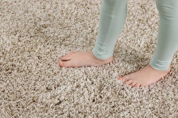 Evdeki yumuşak halıdaki kız, yakın plan. Metin için boşluk