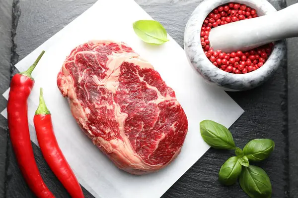 Masada çiğ et ve baharat var.