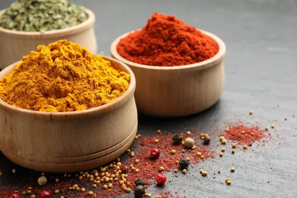 Siyah masada farklı aromatik baharatlar, yakın plan. Metin için boşluk