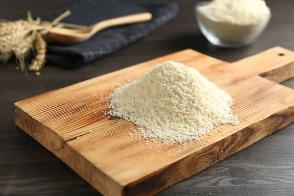 Koyu ahşap masaya un yığını, yakın plan.