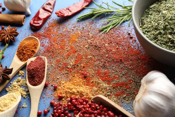 Mavi arka planda farklı aromatik baharatlar, yakın plan