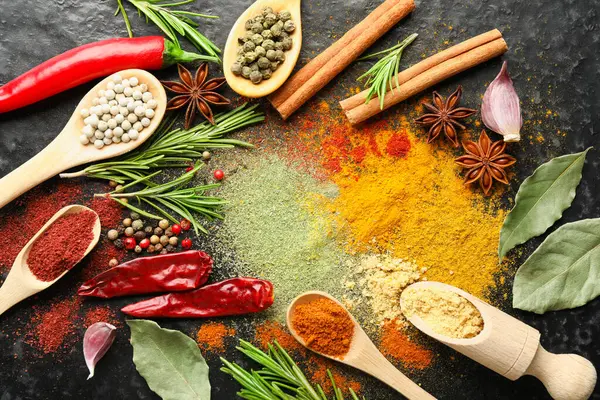 Siyah arka planda farklı aromatik baharatlar, düz yatış