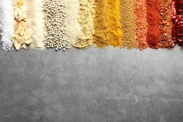 Gri masada bir sürü farklı baharat var. Metin için boşluk