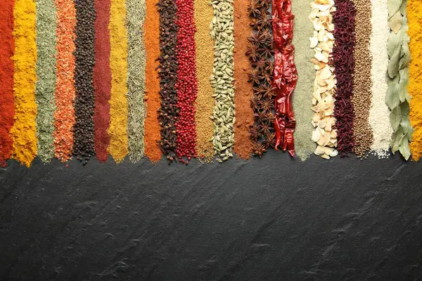 Siyah masada bir sürü farklı baharat var. Metin için boşluk