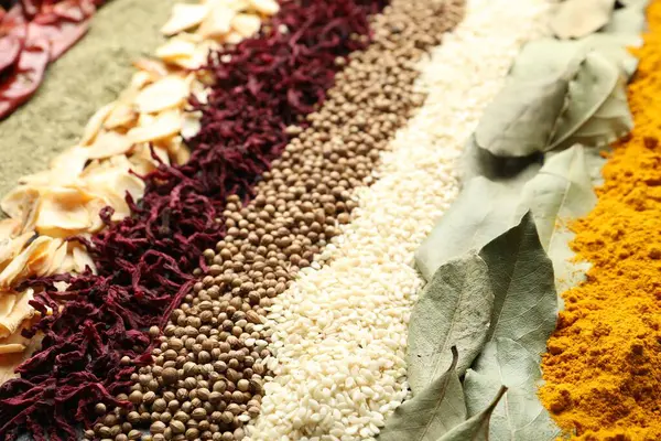 Arkaplan olarak birçok farklı baharat, yakın görünüm