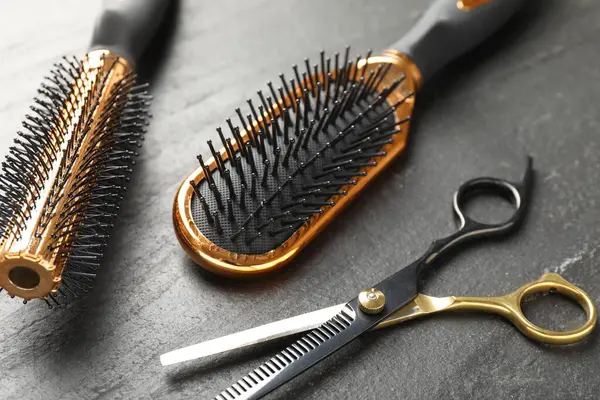 Siyah masada farklı berber aletleri, yakın plan.